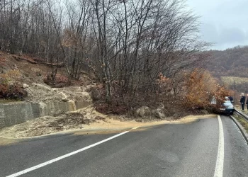 Palo brdo na vozilo na putu Novi Pazar – Ribariće! Saobraćaj u zastoju