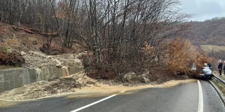Palo brdo na vozilo na putu Novi Pazar – Ribariće! Saobraćaj u zastoju