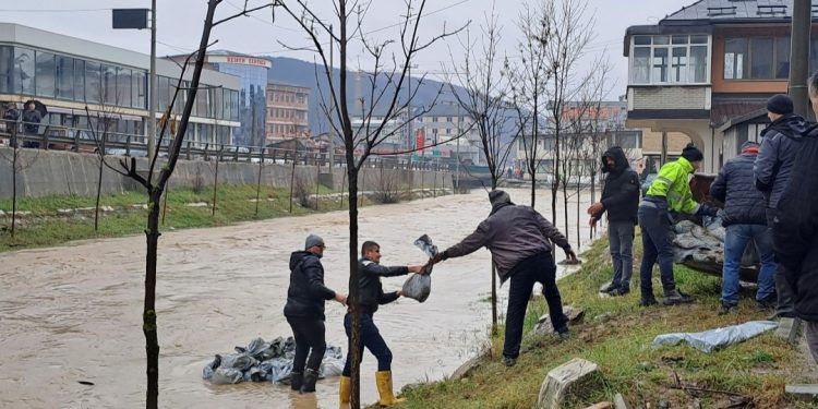 (VIDEO) NEVRIJEME IZAZVALO POPLAVE U TUTINU