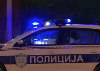 TEŠKA SAOBRAĆAJKA! Kamion sleteo sa puta i prevrnuo se, vozač zarobljen u smrskanoj kabini
