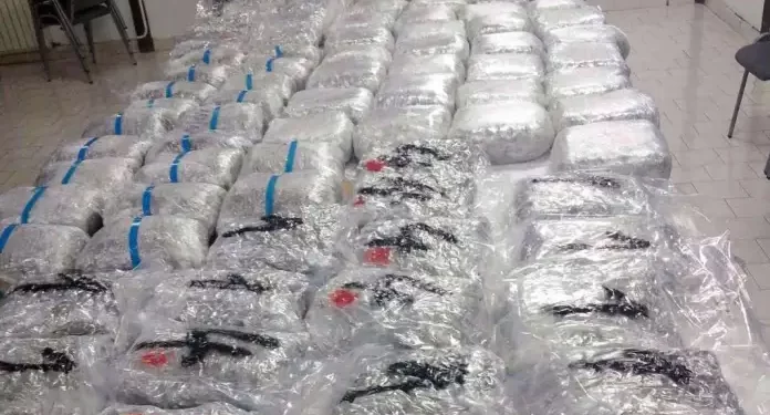 U kamionu iz Turske na prelazu Gradina pronadjeno 220 kg marihuane