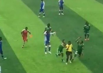 Ovo još nismo videli – besne fudbalerke tukle sudiju (VIDEO)