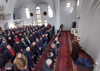 (FOTO)MEDŽLIS ISLAMSKE ZAJEDNICE TUTIN DANAS PRIKUPLJAO NOVAC NA SEDŽADAMA ZA BRATSKE NARODE TURSKE I SIRIJE