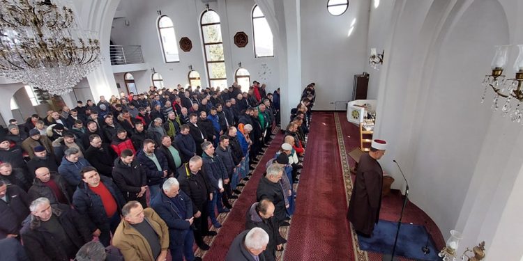 (FOTO)MEDŽLIS ISLAMSKE ZAJEDNICE TUTIN DANAS PRIKUPLJAO NOVAC NA SEDŽADAMA ZA BRATSKE NARODE TURSKE I SIRIJE