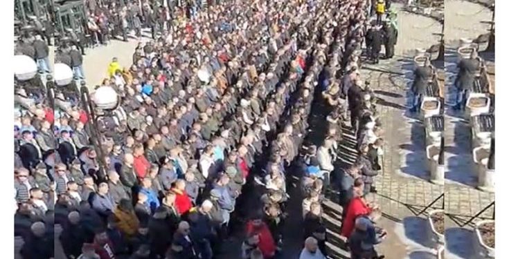 (VIDEO) Rožaje: Dženaza namaz mladićima koji su živote izgubili u saobraćajnoj nesreći