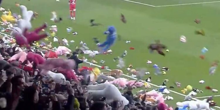 (VIDEO) Prekinuta utakmica u Turskoj: Potez navijača Bešiktaša ostavio planetu bez teksta