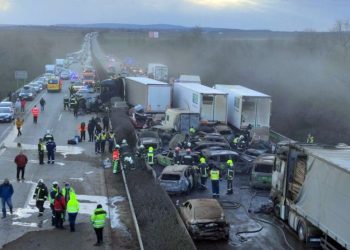 Stravične scene sudara 42 vozila u Mađarskoj: Vatrogasci izvlače ljude iz izgorelih kola, deca bežala od vatre