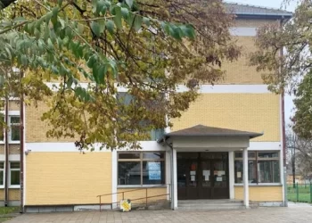 DEČAK (14) SKOČIO KROZ PROZOR ZA VREME ČASA: Jezivi detalji tragedije u školi u Kačarevu