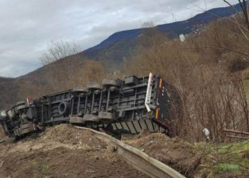Na Kosovu se prevrnuo kamion tutinskih tablica (FOTO)