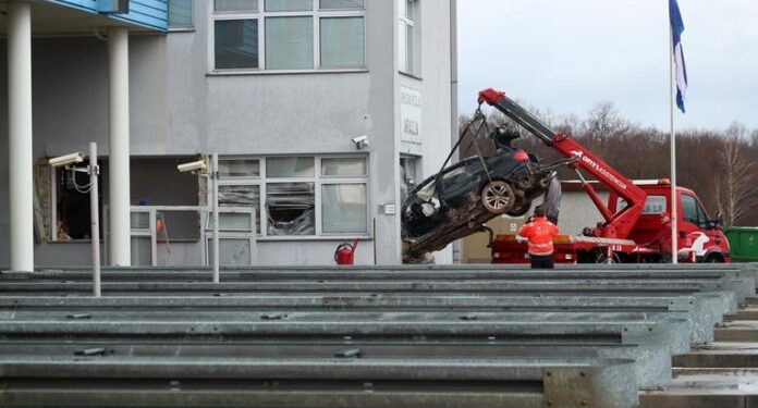 BMW-OM PIJAN JURIO 193 KM/H, ZABIO SE U NAPLATNE I UBIO RADNIKA: EVO KOLIKU KAZNU JE DOBIO