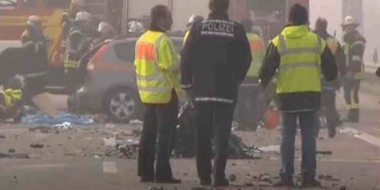 7 MRTVIH U JEZIVOJ SAOBRAĆAJKI U NEMAČKOJ: Žrtve sudara žive gorele u svojim automobilima HOROR SCENA NA PUTU (FOTO)