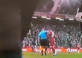 SKANDAL SVETSKIH RAZMENA U PREMIJER LIGI: Sudija udario fudbalera Liverpula! Pogledajte ove nestvarne scene (VIDEO)