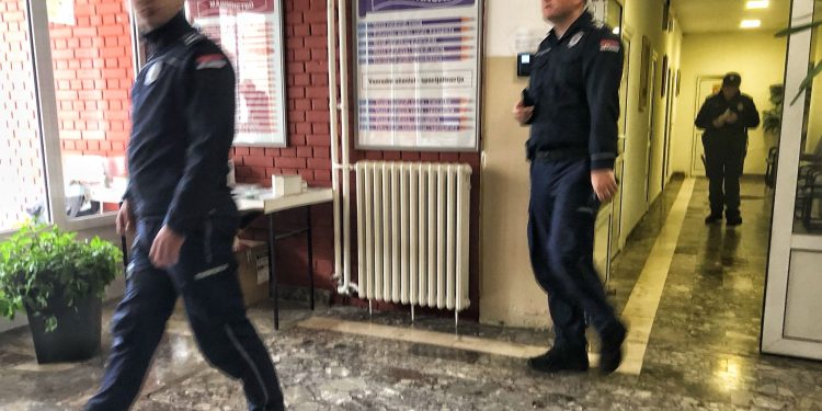 NOVI PAZAR: Identifikovan učenik Tehničke škole koji je bacio suzavac (FOTO/VIDEO)
