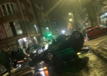 Tutin: Automobil se prevrnuo na krov