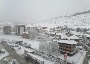 (VIDEO) U Tutinu tokom noći palo oko 25 cm snijega – Otežan saobraćaj na Pešteri