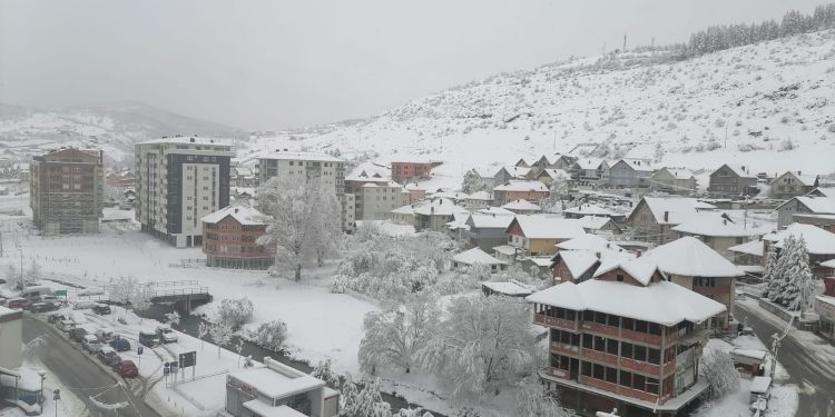 (VIDEO) U Tutinu tokom noći palo oko 25 cm snijega – Otežan saobraćaj na Pešteri