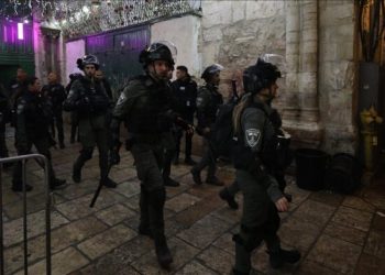 Napad izraelske policije na vjernike u Al-Aksi: Uhapšeno 200 Palestinaca
