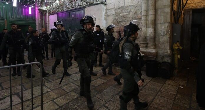 Napad izraelske policije na vjernike u Al-Aksi: Uhapšeno 200 Palestinaca