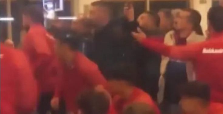 /VIDEO/ Navijači fudbalskog kluba napali fudbalere za vrijeme iftara zbog poraza, gađali stolicama