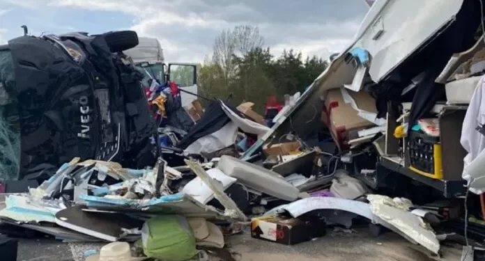 SLIKE DOVOLJNO GOVORE: VOZAČ IZ BIH POKUŠAO SE IZVUĆI IZ GUŽVE, PA IZAZVAO HAOS U NJEMAČKOJ, KAMER IZGLEDAO KAO DA JE EKSPLODIRAO!