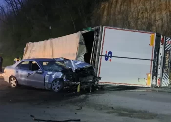 KAMION IZ NOVOG PAZARA SE PREVRNUO OD SILINE UDARA – Teška saobraćajna nesreća na putu Zvečan – Leposavić, jedna osoba poginula