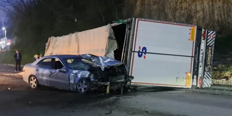 KAMION IZ NOVOG PAZARA SE PREVRNUO OD SILINE UDARA – Teška saobraćajna nesreća na putu Zvečan – Leposavić, jedna osoba poginula