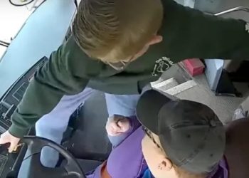 (VIDEO) Vozač se onesvijestio tokom vožnje, ali je hrabri dječak uspeo da zaustavi autobus