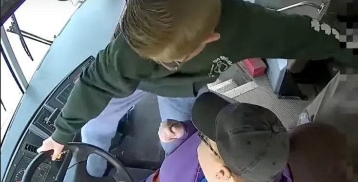 (VIDEO) Vozač se onesvijestio tokom vožnje, ali je hrabri dječak uspeo da zaustavi autobus