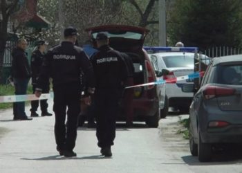 Kosovo: ODSEKAO GLAVU MAJCI I ODNIO JE NA TAVAN – Jezivi detalji zločina