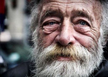 STARAC I DRVENA POSUDA: Priča koja će vas natjerati da se duboko zamislite!