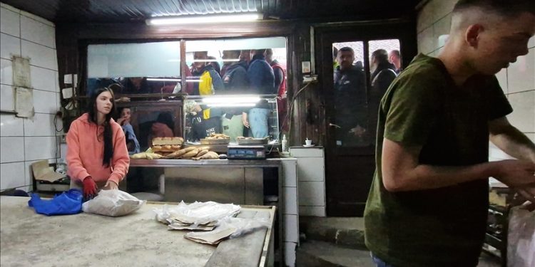 Novopazarski pekar koji je zanat nasledio od pradede pomaže sugrađanima: Deli somune siromašnim