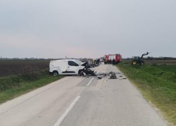 Djeca u teškoj nesreći izletjela kroz staklo, jedno je umrlo