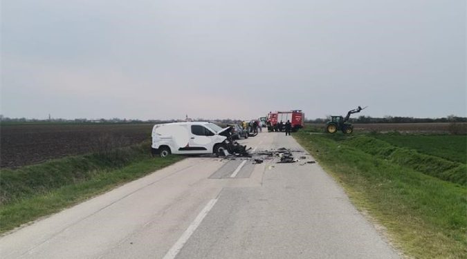 Djeca u teškoj nesreći izletjela kroz staklo, jedno je umrlo
