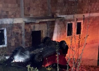 (FOTO) Šokantan prizor u Tutinu: Automobil se zakucao u kuću