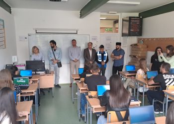 (VIDEO)Organizacija Humanity First tutinskoj Gimnaziji donirala 30 laptopova