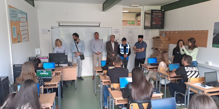 (VIDEO)Organizacija Humanity First tutinskoj Gimnaziji donirala 30 laptopova