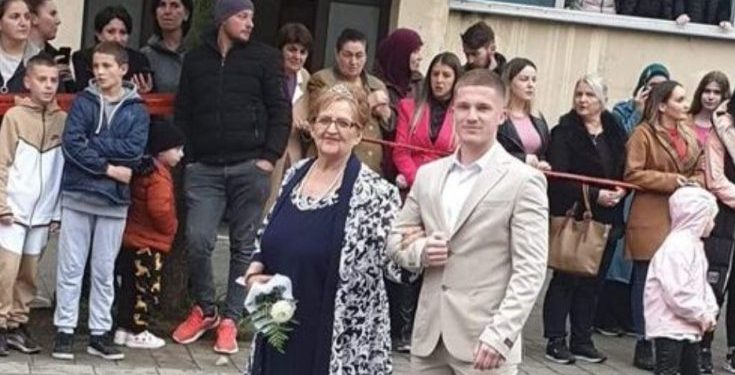 Maturant rožajske Gimnazije šetao je sa nanom/bikom