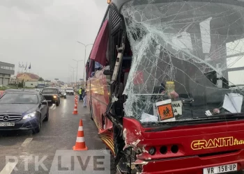 NESREĆA NA PUTU PRIŠTINA-PEĆ! Povređeno 30 osoba u sudaru kamiona, autobusa koji je prevozio đake i automobila 