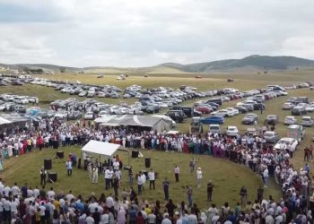 Sandžačka teferič tradicija na Pešteri: Zvecka zlato na nevjestama u narodnim nošnjama