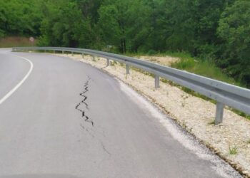 Na novoizgrađenom putu Novi Pazar – Tutin pretovareni kamioni lome asfalt