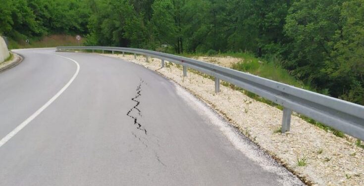 Na novoizgrađenom putu Novi Pazar – Tutin pretovareni kamioni lome asfalt