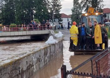 Četvoro male dece zarobljeno u kući, voda prodire u stambene objekte: Ogromne poplave ponovo prave haos u Sjenici, meštane spasavaju bagerima (FOTO)