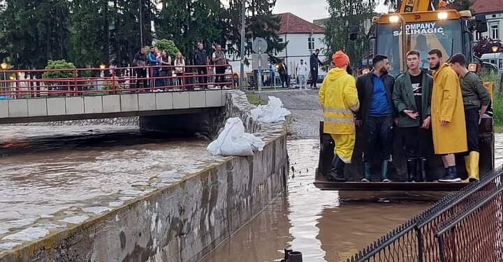 Četvoro male dece zarobljeno u kući, voda prodire u stambene objekte: Ogromne poplave ponovo prave haos u Sjenici, meštane spasavaju bagerima (FOTO)