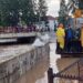 Četvoro male dece zarobljeno u kući, voda prodire u stambene objekte: Ogromne poplave ponovo prave haos u Sjenici, meštane spasavaju bagerima (FOTO)