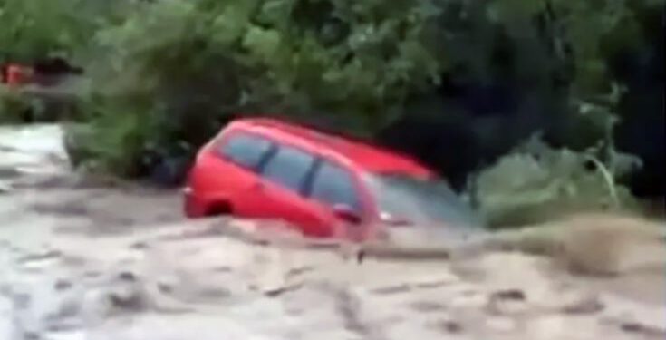 (VIDEO)Bujica nosi automobil u Novom Pazaru kao da je igračka