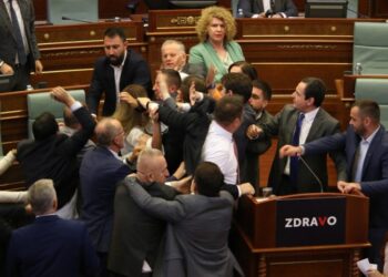 Haos u Skupštini Kosova, potukli se poslanici. Napadnut premijer Kurti