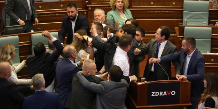 Haos u Skupštini Kosova, potukli se poslanici. Napadnut premijer Kurti