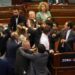 Haos u Skupštini Kosova, potukli se poslanici. Napadnut premijer Kurti