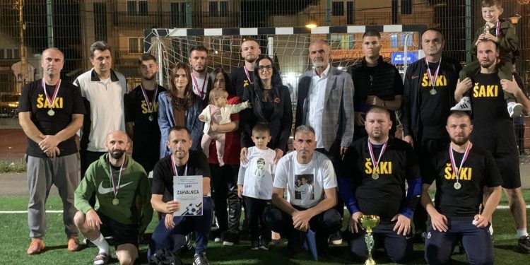 (FOTO) Memorijalni turnir u malom fudbalu “Šahman Nasufović ŠAKI” osvojila ekipa O.Š. Vuk Karadžić