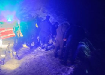 Tutin: Automobil sa porodicom sletio u kanjon Ibra, u toku izvlačenje putnika